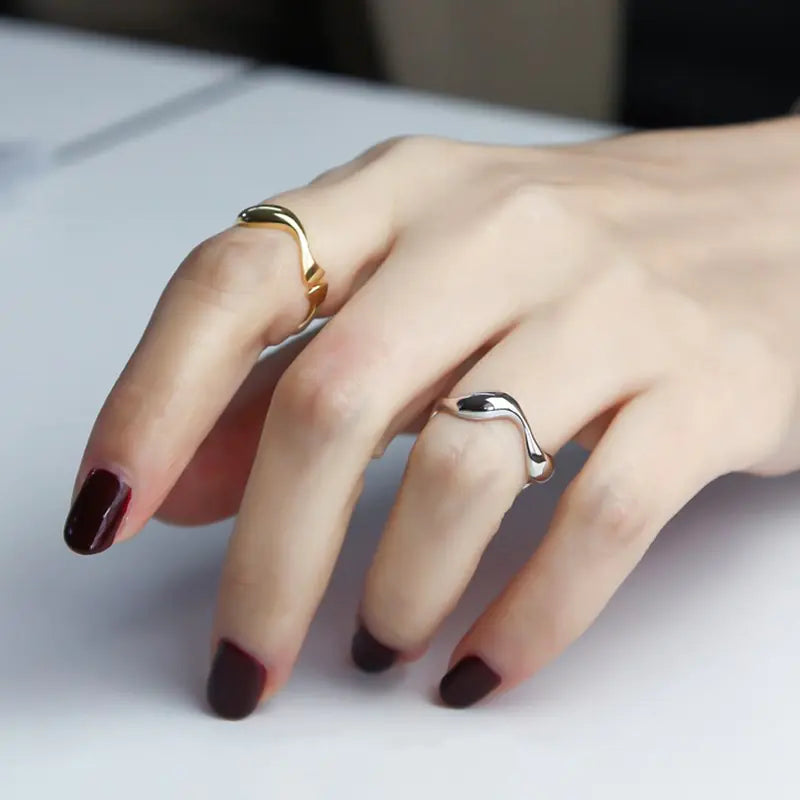 Glossy Wavy Ring for Ladies' Fashion